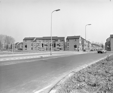 884749 Gezicht op de bouwterreinen aan weerszijden van de Jacob Simonsz. de Rijkstraat te Utrecht, waar nieuwe woningen ...